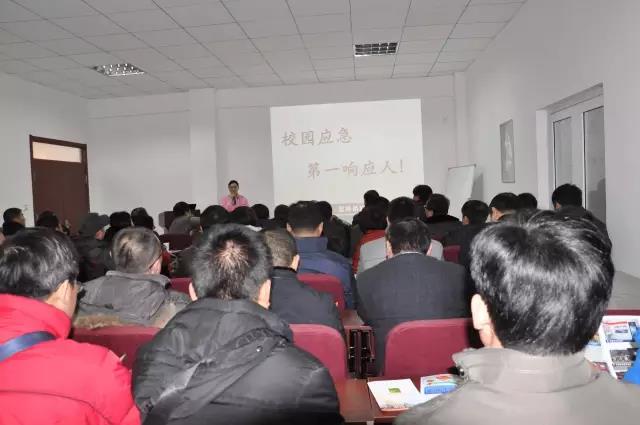 講師對學校老師進行“校園應急第一響應人”培訓