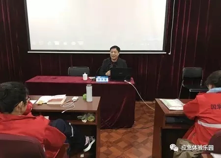 市公安消防支隊原副支隊長、高級工程師田洪星為學(xué)員授課《如何做好幼兒園的隱患排查及消防工作》