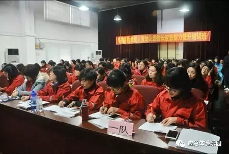 理論學(xué)習(xí)現(xiàn)場，學(xué)員們認真進行筆記