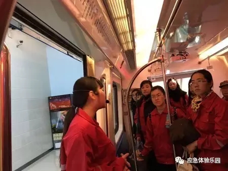 學(xué)員在青島市應(yīng)急安全體驗培訓(xùn)中心進行地鐵應(yīng)急逃生演練