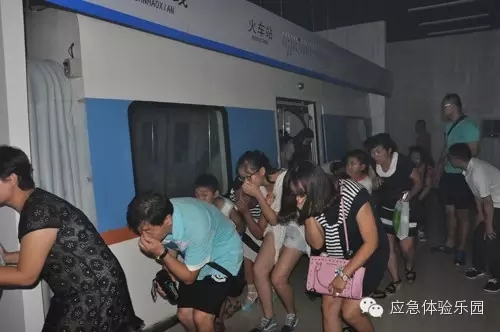 如何利用車廂內(nèi)的應(yīng)急工具和應(yīng)急技能進行自救、互救？