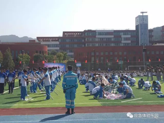 海麗應(yīng)急體驗培訓中心組織的三種簡易擔架制作表演